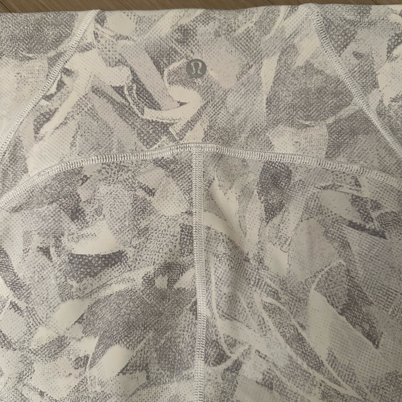 Lululemon Train Times Jasmine White 7/8 Leggings, size: 8 - Picture 3 of 4